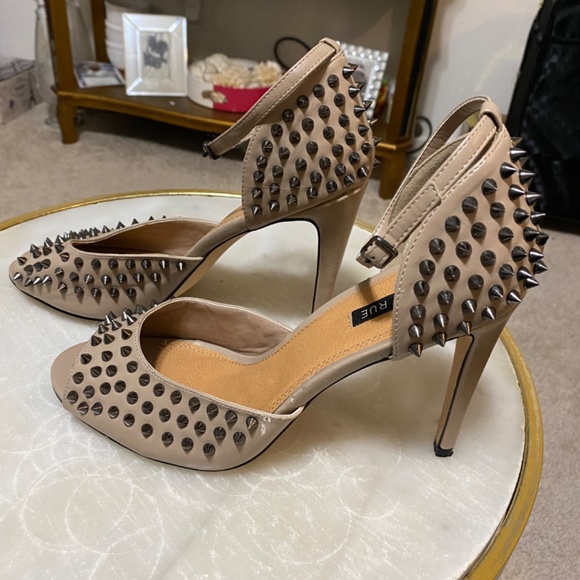 Sz 11 Taupe Studded Pumps - Picture 13 of 16